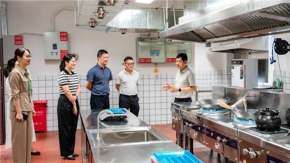 校地企携手促发展 产学研融合兴职教——贵港市覃塘区相关单位到我校考察交流(图2) 校地企携手促发展 产学研融合兴职教——贵港市覃塘区相关单位到我校考察交流(图2)