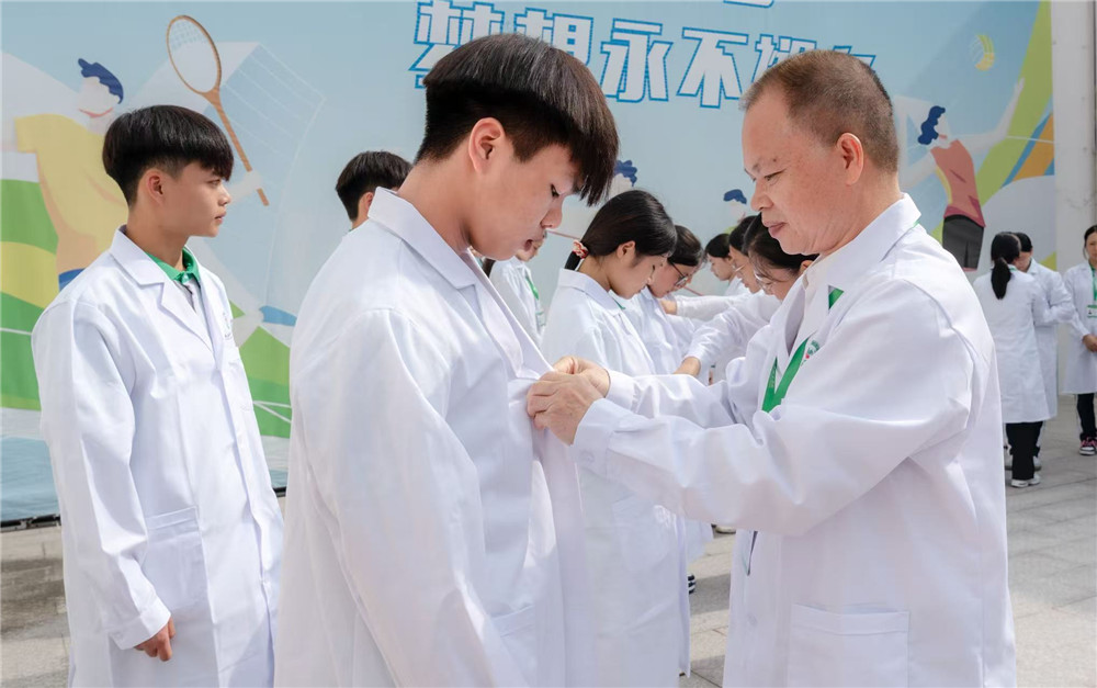 白衣承使命 誓言践初心——广西群贤技工学校举行2025级医药健康类专业学生白大衣授予暨宣誓仪式(图5)