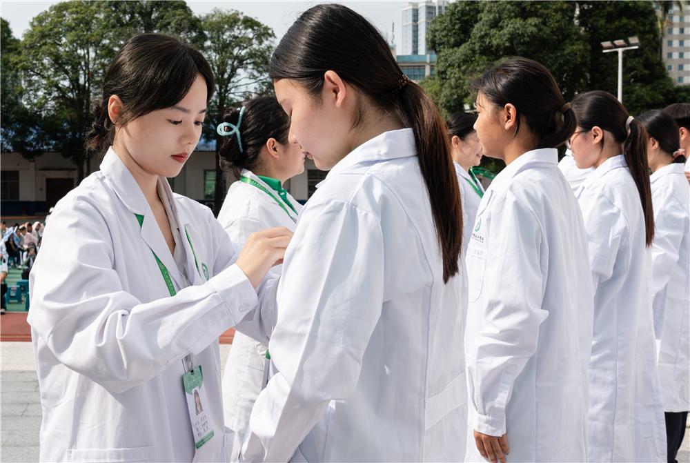 白衣承使命 誓言践初心——广西群贤技工学校举行2025级医药健康类专业学生白大衣授予暨宣誓仪式(图7)
